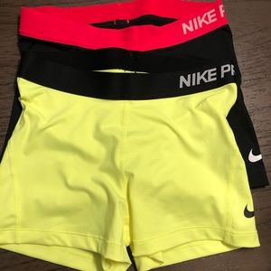 Nike Pro size medium⭐️⭐️⭐️